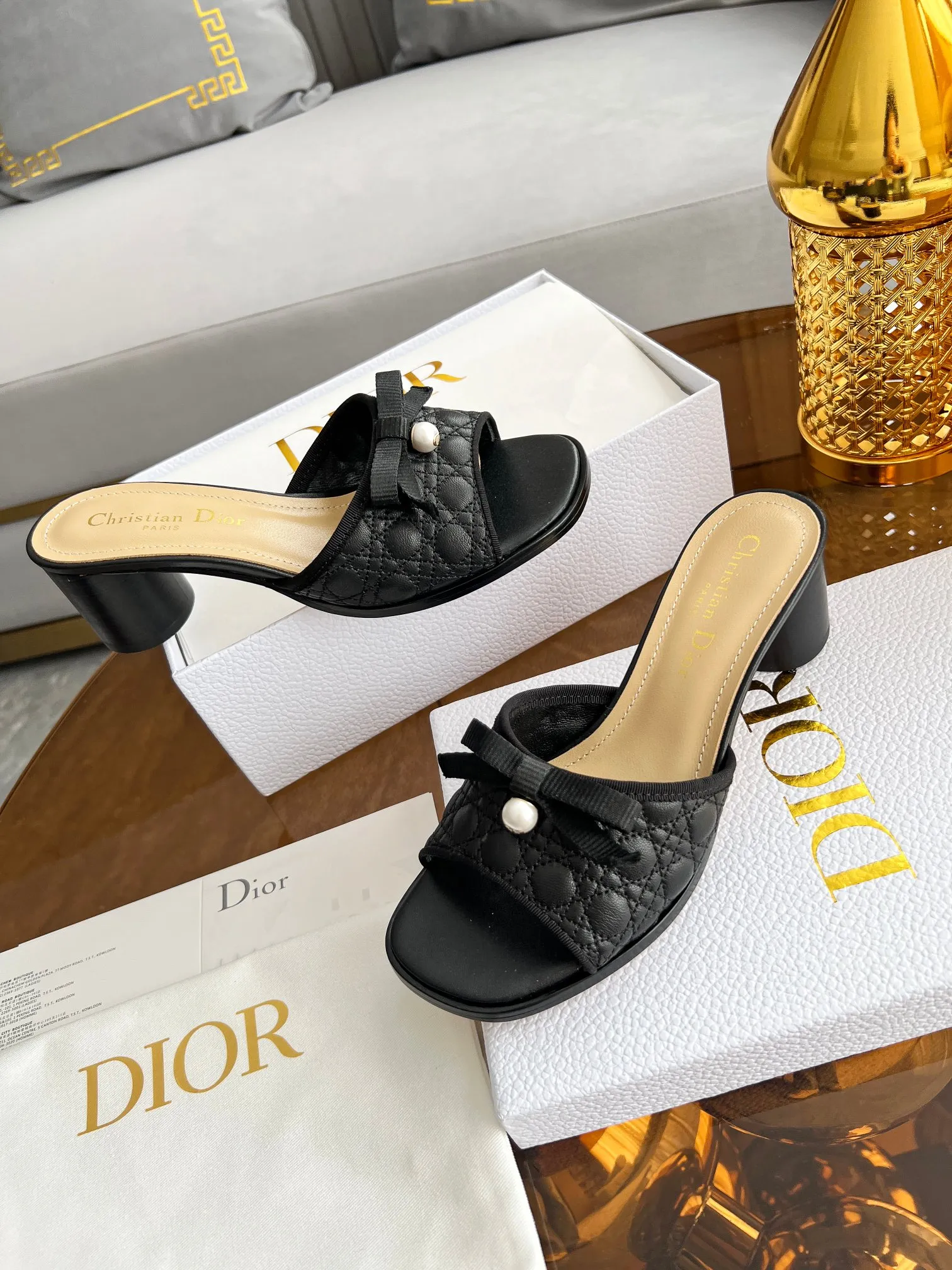 💕💕Factory direct selling price p480💕💕 🔥🔥Hot model👟👟DIOR 2025 early spring new product top version~ Original mold opening, 1:1 reproduction, original Italian last, purchasing agent level, original order quality. The Dway heeled sandals reinterpret Dior's iconic piece for an elegant look. The upper's delicate buckle strap highlights the 'CHRISTIAN DIOR' signature embroidery. Exquisite style. It is an ideal item to match with formal looks. ✅Outsole: original leather outsole imported from Italy. The sole is decorated with Christian Dior's lucky star symbol. ✅Size: 35～39 (40-41🉑customized). ✅Packaging: full set of original counter packaging.
